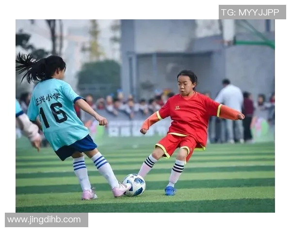 当绿茵场上的爱情邂逅足球明星与平凡女孩的浪漫故事